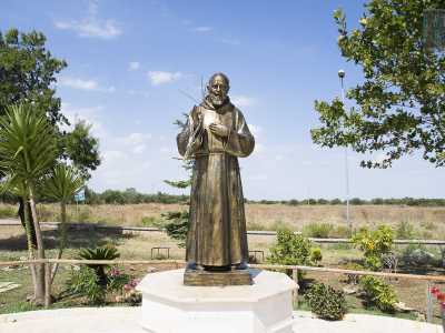 La statua del Santo che d� il nome al rione la troviamo subito, fiancheggiata da una fontanella in metallo